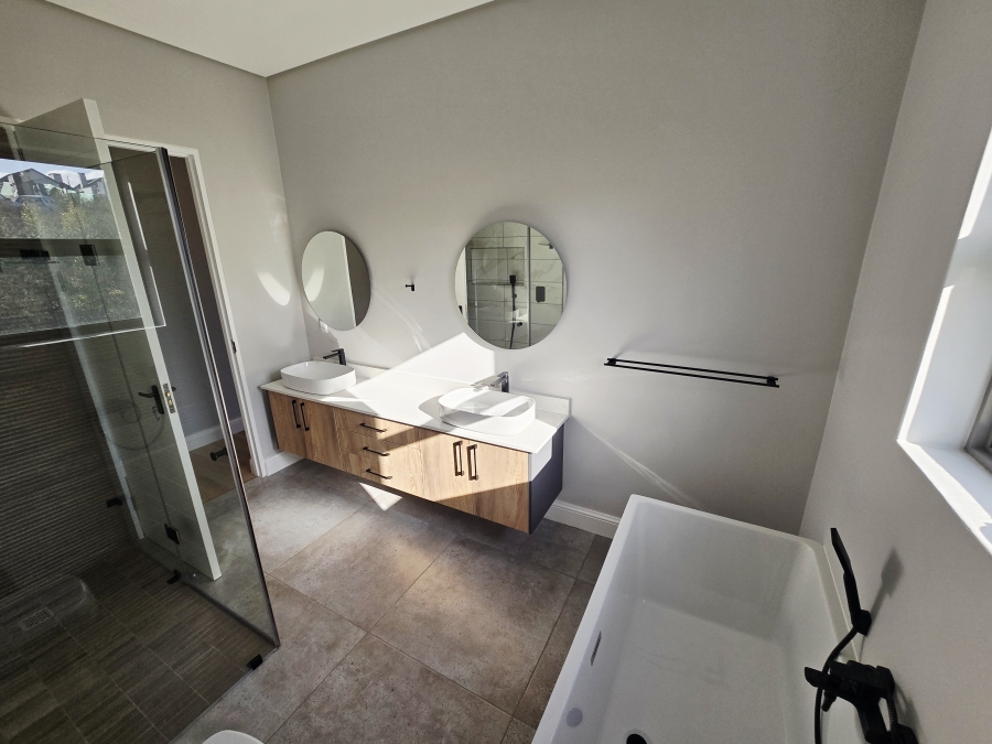 4 Bedroom Property for Sale in Kingswood Golf Estate Western Cape